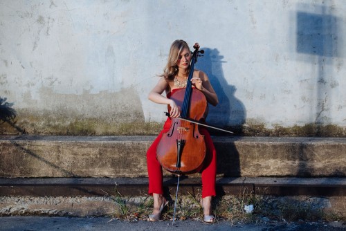 Arlen Hlusko playing cello
